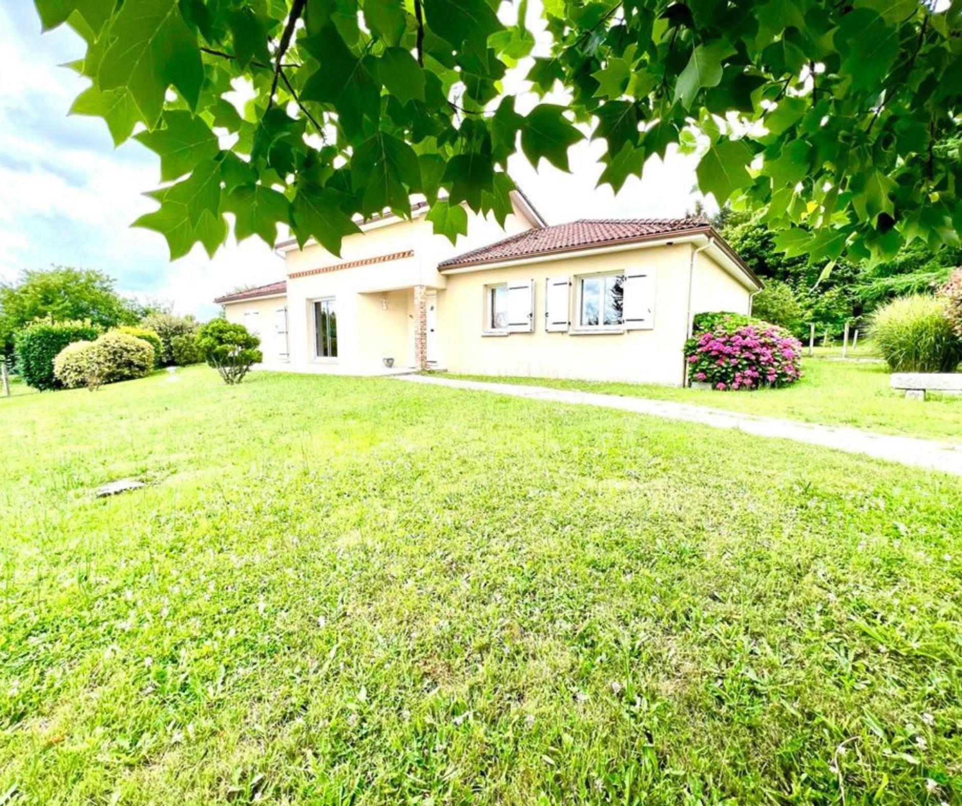 La Garde Familiale Et Spacieuse Couzeix Exterior photo